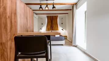 Deluxe studio, niet-roken, uitzicht op bergen | Een bureau, geluiddichte muren, een strijkplank/strijkijzer, gratis wifi