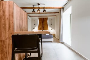 Deluxe-studio, tupakointi kielletty, vuoristonäköala | Työpöytä, äänieristys, silitysrauta/-lauta, ilmainen Wi-Fi