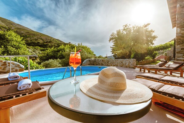 Escritorio, insonorización, tabla de planchar con plancha y wifi gratis