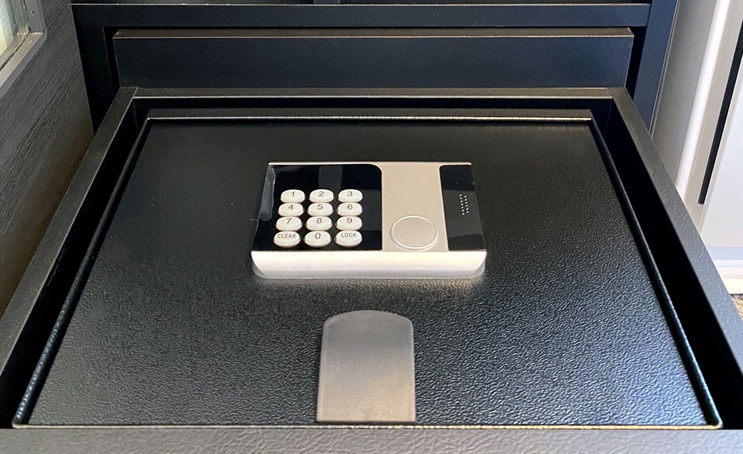 Un tiroir noir doté d’un système de verrouillage à clavier.