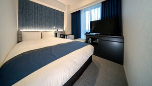 A modern hotel room with a large bed, a flat-screen TV, a desk, and a wardrobe. - DEL style Ikebukuro Higashiguchi by Daiwa Roynet Hotel (Tokyo)