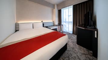 ألحفة محشوة بالريش وخزنة داخل الغرفة وستائر تعتيم ومكواة/لوح كي