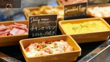 بوفيه فطور يوميًا بتكلفة قدرها (1980 JPY للشخص)