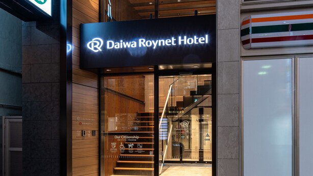 The exterior of Daiwa Roynet Hotel with a 7-Eleven store on the ground floor. - DEL style Ikebukuro Higashiguchi by Daiwa Roynet Hotel (Tokyo)