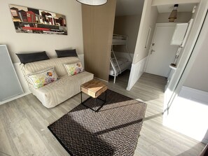 Interior - Renovated studio, seafront, with parking, for 3 people (Arcachon)
