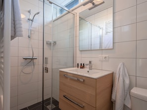 Shower - Restyled Bungalow With Fireplace in a Carfree Park (Vlierden)