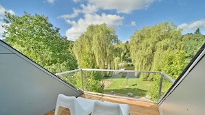 A balcony with a view of a park and a pond. - Apartment in Vielsalm Near Les Doyards Park (Vielsalm)