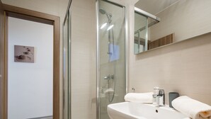 Shower, hair dryer, towels - Two Bedroom Apartment in Novigrad Just 600m From the sea (Novigrad)