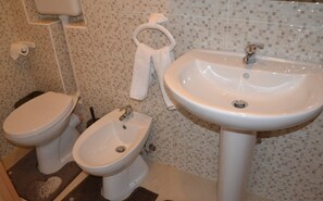 Suihku, bidee, pyyhkeet, vessapaperi