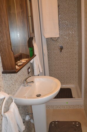 Suihku, bidee, pyyhkeet, vessapaperi