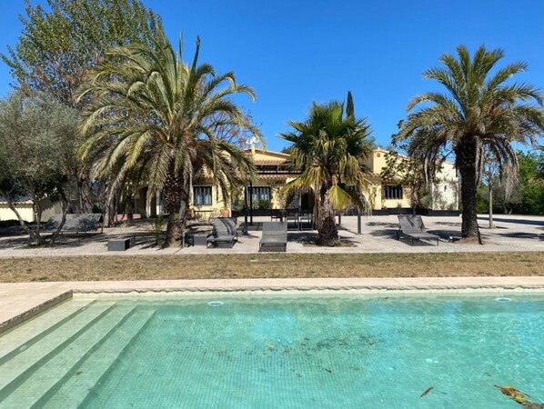 Piscina coberta i piscina a l'aire lliure