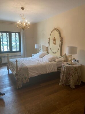 7 habitaciones, tabla de planchar con plancha, wifi y ropa de cama