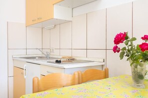 Køleskab, kogeplade, kaffe-/temaskine