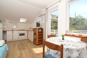 Køleskab, ovn, kogeplade, kaffe-/temaskine