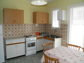 Køleskab, ovn, kogeplade, kaffe-/temaskine