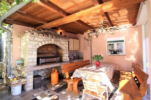 Outdoor dining - Flat in Baška with private balcony (Baška)