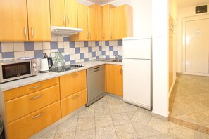 Køleskab, mikrobølgeovn, kogeplade, opvaskemaskine