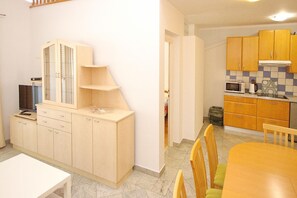 Køleskab, mikrobølgeovn, kogeplade, opvaskemaskine