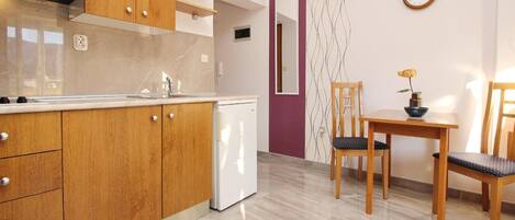 Fridge, stovetop, coffee/tea maker