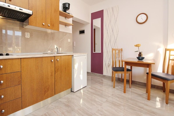 Refrigerador, placa de cocina, cafetera/tetera