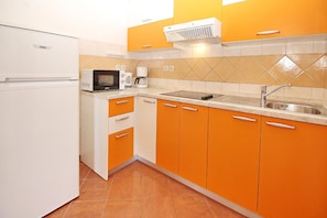 Refrigerador, microondas, cafetera/tetera