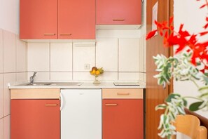 Køleskab, kogeplade, kaffe-/temaskine