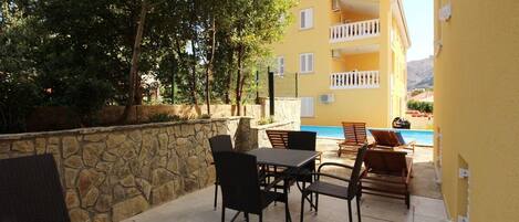 屋外ダイニングエリア