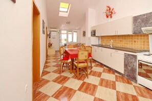 Køleskab, kogeplade, kaffe-/temaskine