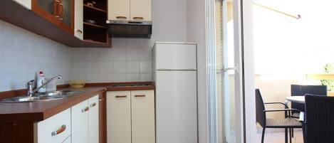 Fridge, stovetop, coffee/tea maker