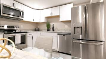 Geladeira, micro-ondas, fogão, cooktop