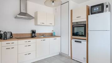 Een koelkast, een microgolfoven, een vaatwasser