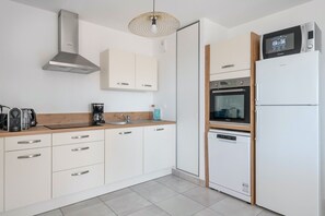 Réfrigérateur, micro-ondes, lave-vaisselle, cafetière/bouilloire