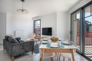 Dining - Beautiful sea view flat for 6 (Pléneuf-Val-André)