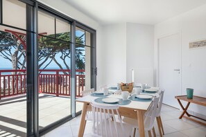 Dining - Beautiful sea view flat for 8 (Pléneuf-Val-André)