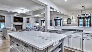 House, 5 Bedrooms | Private kitchen