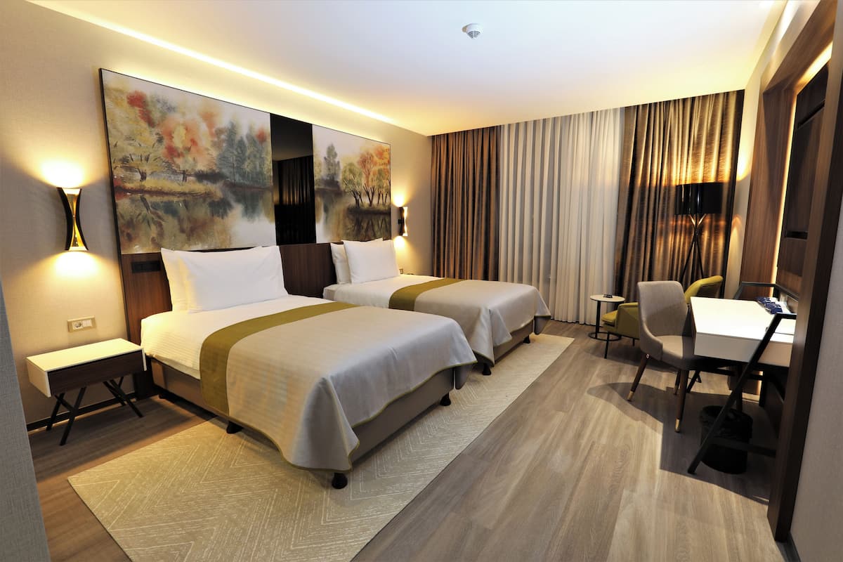 1 quarto, frigobar, cofres nos quartos, escrivaninha