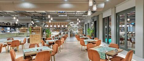 Un restaurant moderne avec des tables en bois et des chaises orange, un coin bar et de grandes fenêtres.