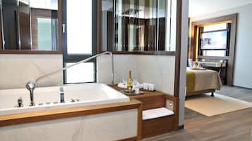 Suite Sénior | 1 chambre, minibar, coffres-forts dans les chambres, bureau