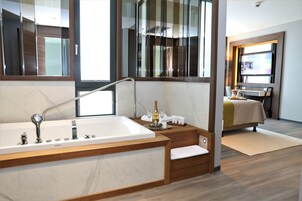 Senior Suite | Minibar, in-room safe, desk, laptop workspace