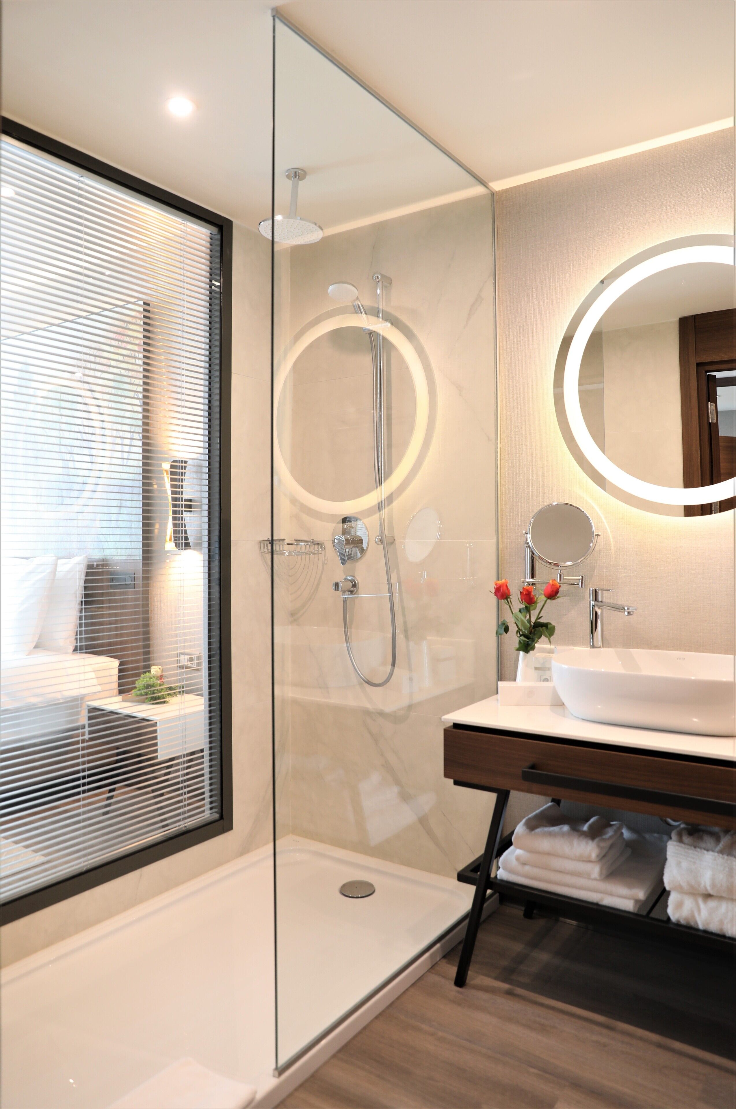 deluxe double room, 1 bedroom, non smoking, city view | bathroom | rainfall showerhead, free toiletries, hair dryer, bathrobes