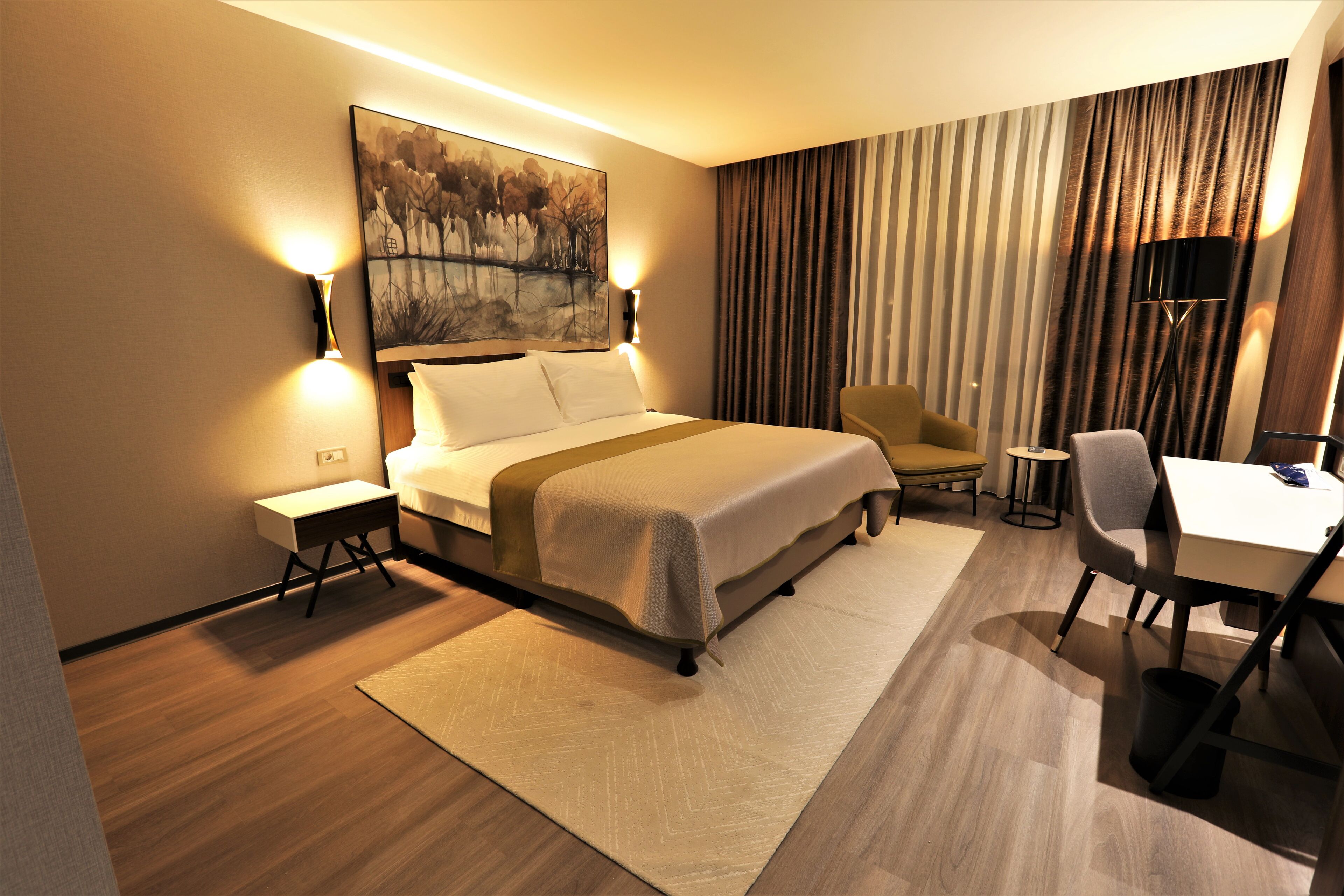 deluxe double room, 1 bedroom, non smoking, city view | 1 bedroom, minibar, in-room safe, desk