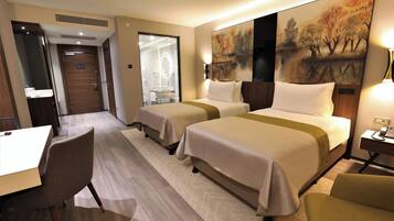 Bar mini, peti besi dalam bilik, meja, ruang kerja komputer riba