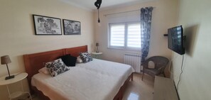 4 habitaciones, tabla de planchar con plancha, cuna de viaje y wifi