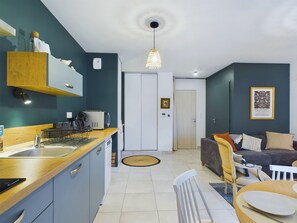 Fridge, microwave, dishwasher, coffee/tea maker