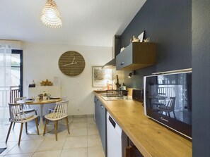 Réfrigérateur, micro-ondes, lave-vaisselle, cafetiÚre/bouilloire