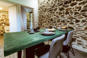 Tradisjonell leilighet, 2 soverom | Lydisolert, wi-fi (inkludert) og sengetøy