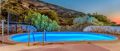 Una piscina al aire libre de temporada