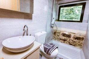 Duplex tradicional, para não fumantes, vista para a montanha | Banheiro | Chuveiro, chuveiro com efeito de chuva