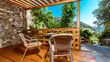 Traditional Condo, 2 Bedrooms | 2 bedrooms, soundproofing, free WiFi, bed sheets