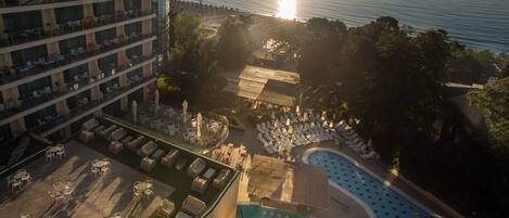 Un hôtel doté d’une piscine, d’un espace extérieur aménagé et offrant une vue sur la mer.